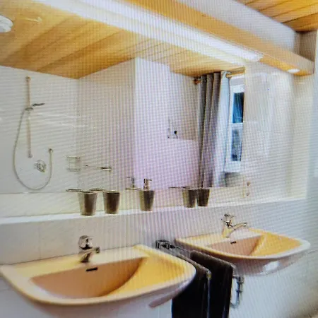 아파트 Comfortable, Spacious And Bright In 발로시네
