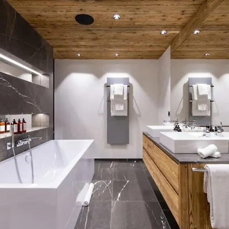 Comfortable, Spacious And Bright In Smooth Check-in & Private Parking Apartment